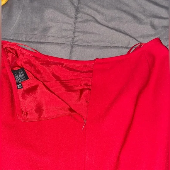 Red skirt - Picture 3 of 5